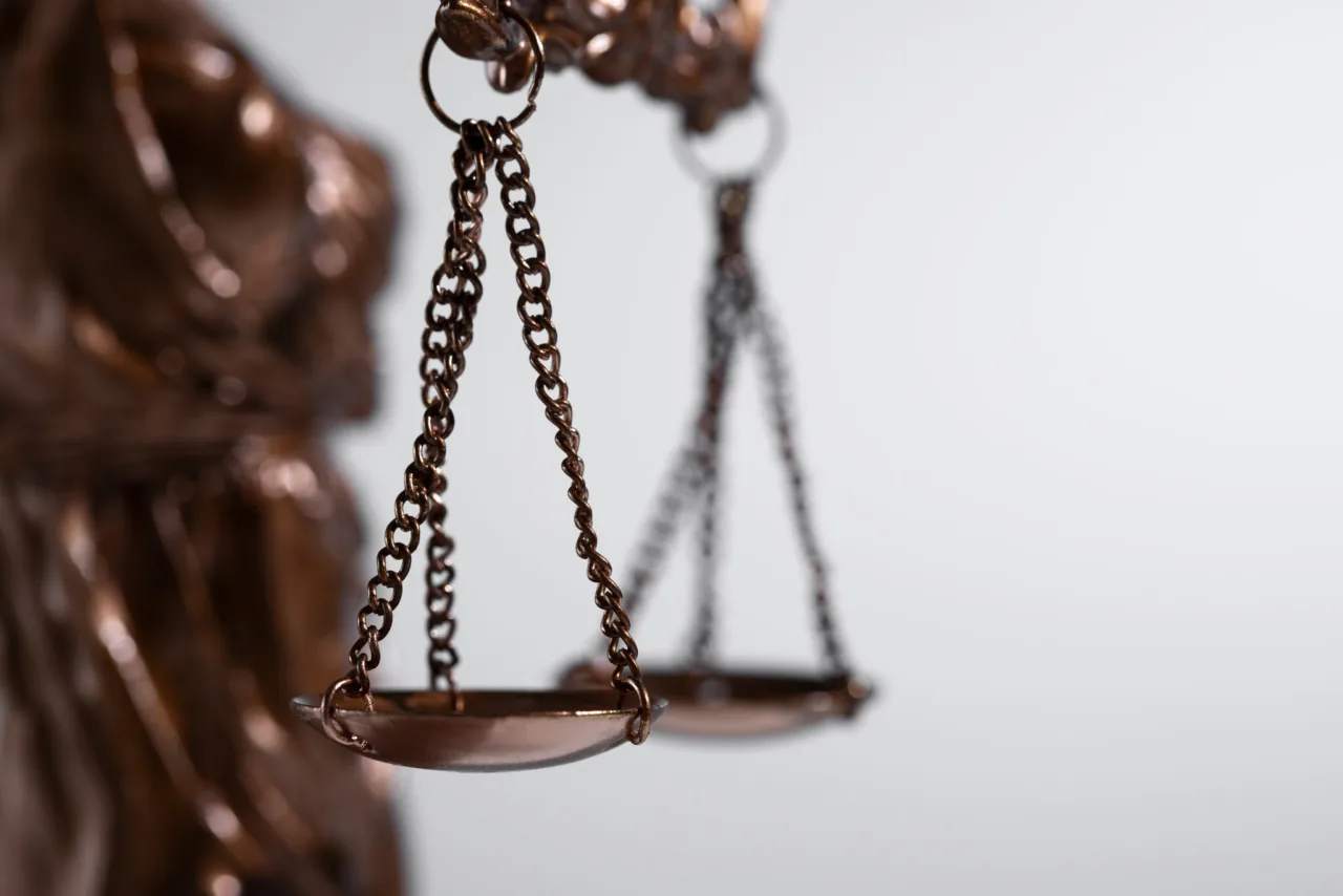 Balança da justiça em bronze